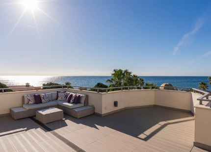EXQUISITA VILLA EN PRIMERA LÍNEA DE PLAYA EN VENTA EN MARBELLA ESTE