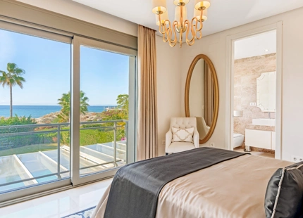 EXQUISITA VILLA EN PRIMERA LÍNEA DE PLAYA EN VENTA EN MARBELLA ESTE
