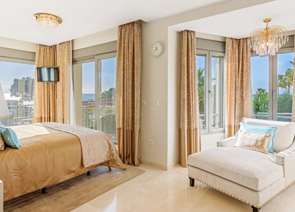 EXQUISITA VILLA EN PRIMERA LÍNEA DE PLAYA EN VENTA EN MARBELLA ESTE