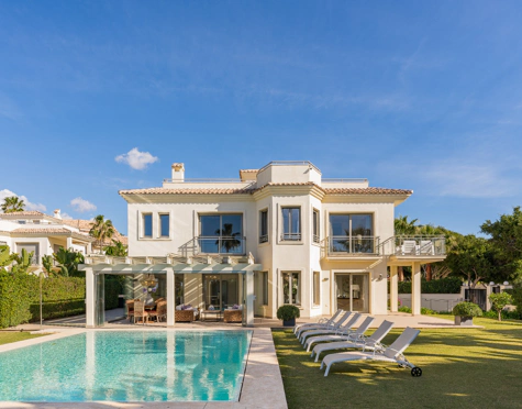 EXQUISITE BEACHFRONT VILLA FOR SALE IN MARBELLA EAST