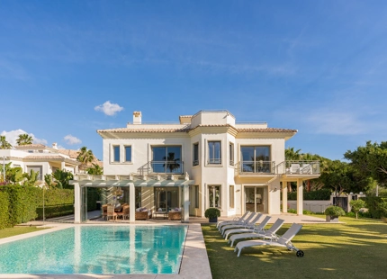 EXQUISITA VILLA EN PRIMERA LÍNEA DE PLAYA EN VENTA EN MARBELLA ESTE