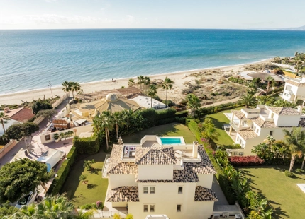 EXQUISITA VILLA EN PRIMERA LÍNEA DE PLAYA EN VENTA EN MARBELLA ESTE