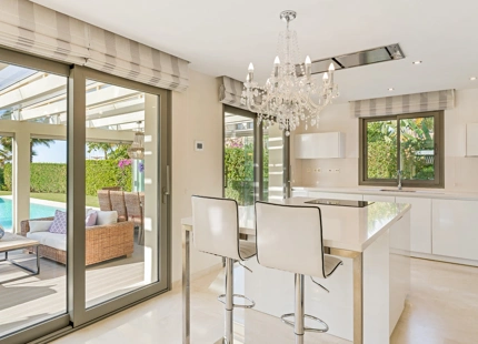 EXQUISITA VILLA EN PRIMERA LÍNEA DE PLAYA EN VENTA EN MARBELLA ESTE