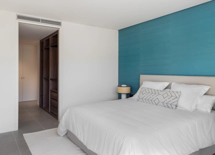 ENCANTADOR APARTAMENTO EN PLANTA BAJA CON JARDÍN EN VENTA EN SOTOGRANDE