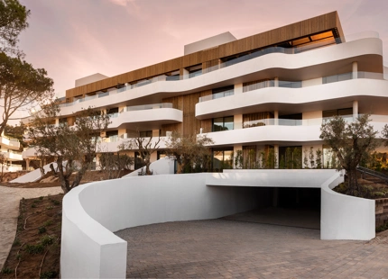 ENCANTADOR APARTAMENTO EN PLANTA BAJA CON JARDÍN EN VENTA EN SOTOGRANDE