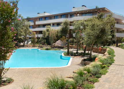 ENCANTADOR APARTAMENTO EN PLANTA BAJA CON JARDÍN EN VENTA EN SOTOGRANDE