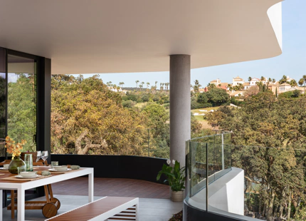 ENCANTADOR APARTAMENTO EN PLANTA BAJA CON JARDÍN EN VENTA EN SOTOGRANDE