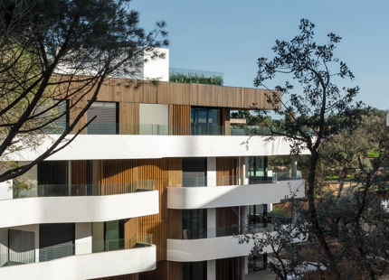 ENCANTADOR APARTAMENTO EN PLANTA BAJA CON JARDÍN EN VENTA EN SOTOGRANDE