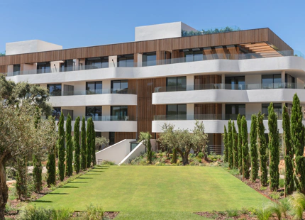 ENCANTADOR APARTAMENTO EN PLANTA BAJA CON JARDÍN EN VENTA EN SOTOGRANDE
