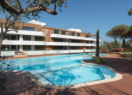 ENCANTADOR APARTAMENTO EN PLANTA BAJA CON JARDÍN EN VENTA EN SOTOGRANDE