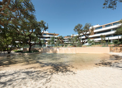 ENCANTADOR APARTAMENTO EN PLANTA BAJA CON JARDÍN EN VENTA EN SOTOGRANDE