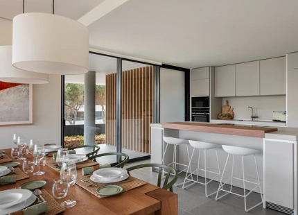 ENCANTADOR APARTAMENTO EN PLANTA BAJA CON JARDÍN EN VENTA EN SOTOGRANDE