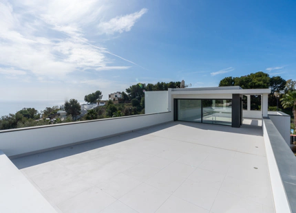 VILLA LUMINOSA Y CONTEMPORÁNEA EN VENTA EN BENALMÁDENA