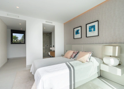 VILLA LUMINOSA Y CONTEMPORÁNEA EN VENTA EN BENALMÁDENA