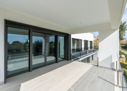 VILLA LUMINOSA Y CONTEMPORÁNEA EN VENTA EN BENALMÁDENA