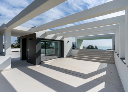 VILLA LUMINOSA Y CONTEMPORÁNEA EN VENTA EN BENALMÁDENA