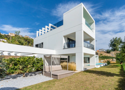VILLA LUMINOSA Y CONTEMPORÁNEA EN VENTA EN BENALMÁDENA
