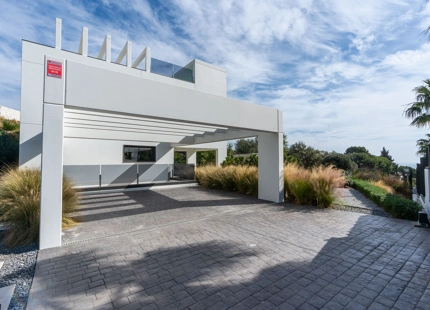 VILLA LUMINOSA Y CONTEMPORÁNEA EN VENTA EN BENALMÁDENA