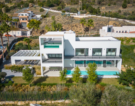 BRIGHT CONTEMPORARY VILLA FOR SALE IN BENALMADENA