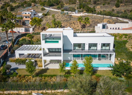 VILLA LUMINOSA Y CONTEMPORÁNEA EN VENTA EN BENALMÁDENA