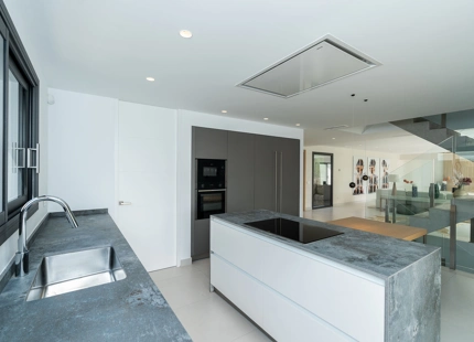 VILLA LUMINOSA Y CONTEMPORÁNEA EN VENTA EN BENALMÁDENA