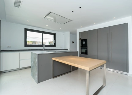 VILLA LUMINOSA Y CONTEMPORÁNEA EN VENTA EN BENALMÁDENA