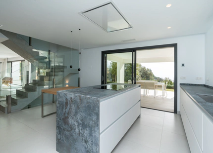VILLA LUMINOSA Y CONTEMPORÁNEA EN VENTA EN BENALMÁDENA