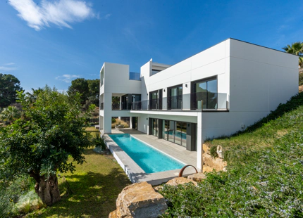 VILLA LUMINOSA Y CONTEMPORÁNEA EN VENTA EN BENALMÁDENA