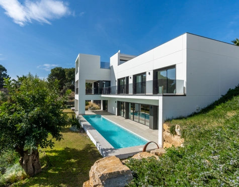 Villa for sale in Benalmadena