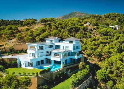 ONE-OF-A-KIND VILLA FOR SALE ON THE HILLS OF ALCUZCUZ, BENAHAVIS