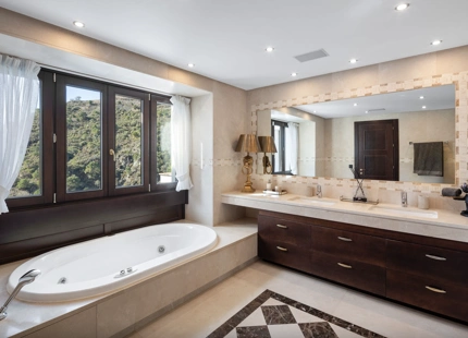 ELEVATED VILLA WITH UNIQUE GOLF VIEWS FOR SALE IN LA QUINTA, BENAHAVIS