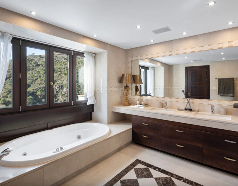 Villa for sale in Lomas de La Quinta, Benahavis