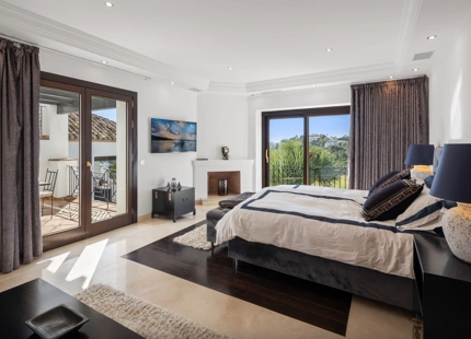 ELEVATED VILLA WITH UNIQUE GOLF VIEWS FOR SALE IN LA QUINTA, BENAHAVIS