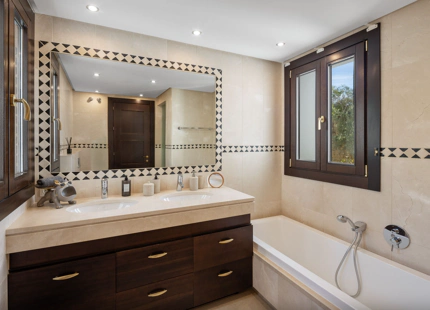 ELEVATED VILLA WITH UNIQUE GOLF VIEWS FOR SALE IN LA QUINTA, BENAHAVIS