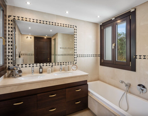 Villa for sale in Lomas de La Quinta, Benahavis