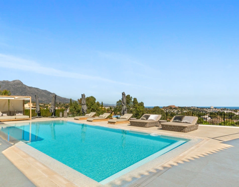 Villa en venta en El Herrojo, Benahavis