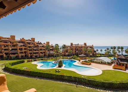 APARTAMENTO FAMILIAR EN PRIMERA LÍNEA DE PLAYA EN VENTA EN ESTEPONA ESTE
