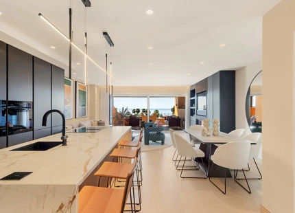 APARTAMENTO FAMILIAR EN PRIMERA LÍNEA DE PLAYA EN VENTA EN ESTEPONA ESTE