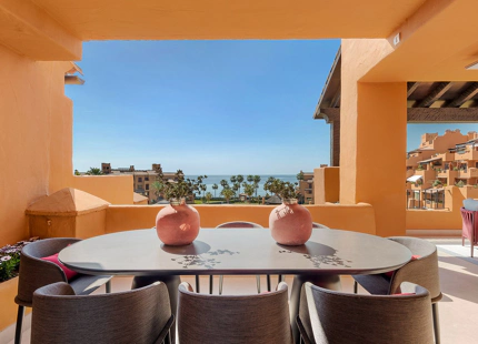 APARTAMENTO FAMILIAR EN PRIMERA LÍNEA DE PLAYA EN VENTA EN ESTEPONA ESTE