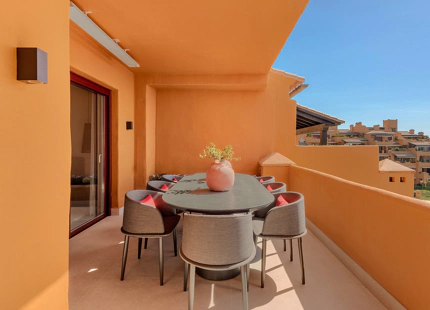 APARTAMENTO FAMILIAR EN PRIMERA LÍNEA DE PLAYA EN VENTA EN ESTEPONA ESTE