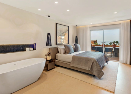 APARTAMENTO FAMILIAR EN PRIMERA LÍNEA DE PLAYA EN VENTA EN ESTEPONA ESTE