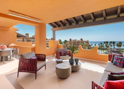 APARTAMENTO FAMILIAR EN PRIMERA LÍNEA DE PLAYA EN VENTA EN ESTEPONA ESTE