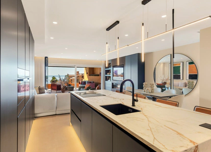 APARTAMENTO FAMILIAR EN PRIMERA LÍNEA DE PLAYA EN VENTA EN ESTEPONA ESTE