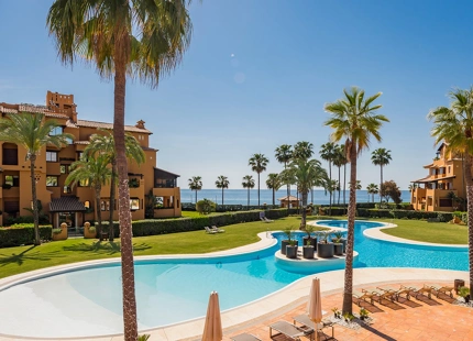 APARTAMENTO FAMILIAR EN PRIMERA LÍNEA DE PLAYA EN VENTA EN ESTEPONA ESTE