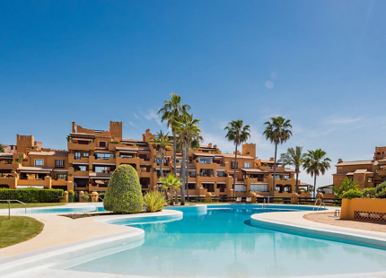 APARTAMENTO FAMILIAR EN PRIMERA LÍNEA DE PLAYA EN VENTA EN ESTEPONA ESTE