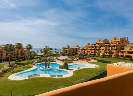 APARTAMENTO EN PRIMERA LÍNEA DE PLAYA EN VENTA EN ESTEPONA ESTE