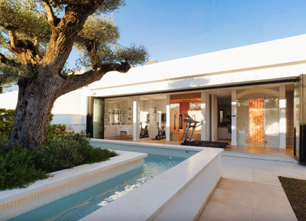 FABULOUS FRONTLINE GOLF VILLA FOR SALE IN LOS NARANJOS, NUEVA ANDALUCIA