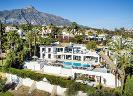 FABULOUS FRONTLINE GOLF VILLA FOR SALE IN LOS NARANJOS, NUEVA ANDALUCIA