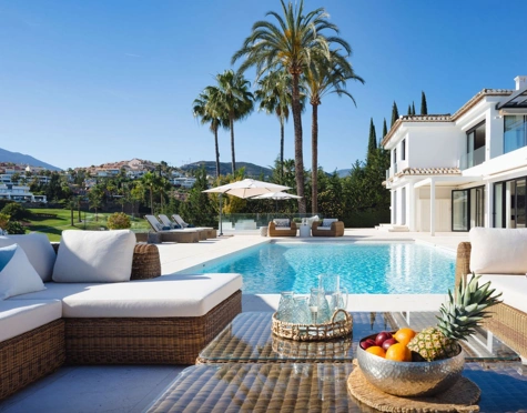 FABULOSA VILLA EN PRIMERA LÍNEA DE GOLF EN VENTA EN LOS NARANJOS, NUEVA ANDALUCÍA