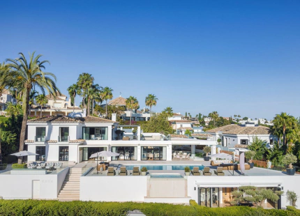 FABULOUS FRONTLINE GOLF VILLA FOR SALE IN LOS NARANJOS, NUEVA ANDALUCIA